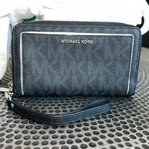 Michael Kors set jet wallet with wrist strap